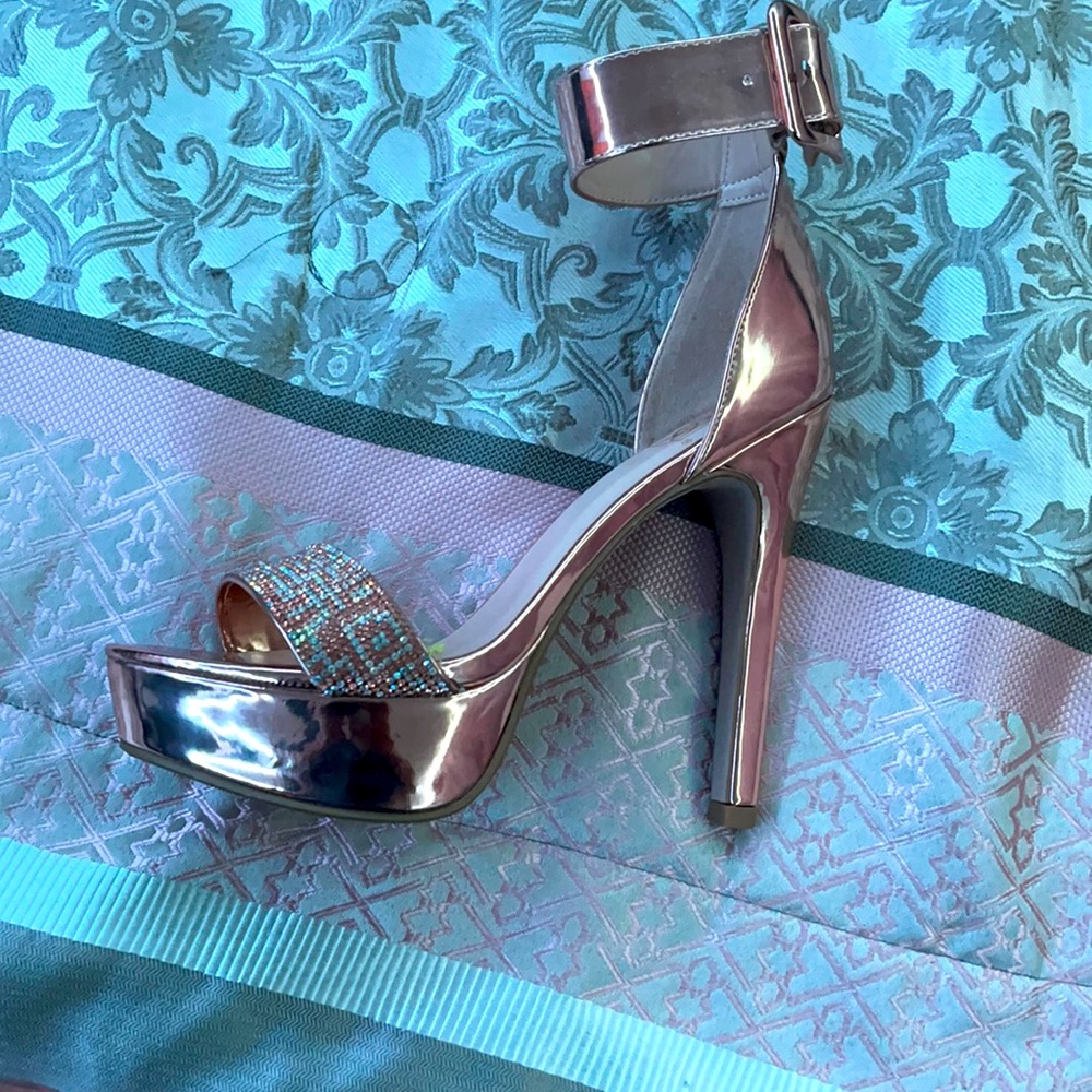 hello the gold heels are new never wear them